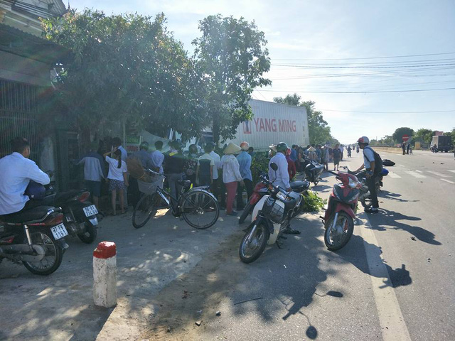 Tránh cụ ông, xe container đâm nát ki ốt bên đường