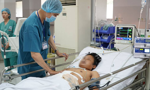 Vừa mất con trai lớn, người cha chết lặng khi con trai út đang thoi thóp trên giường bệnh