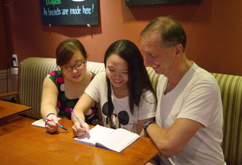Bạn trẻ Đà Nẵng dạy tiếng Việt miễn phí cho người ngoại quốc